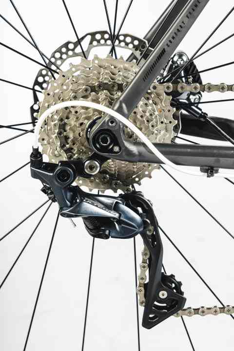 Thanks to the 1:1 ratio of the mechanical Ultegra, the Radon is fit for difficult terrain