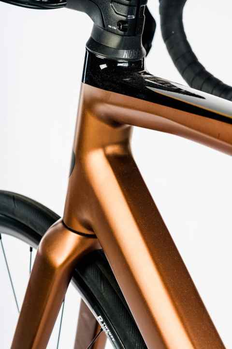 The finish of the Reveal AL is flawless. The bronze colour emphasises its elegant character