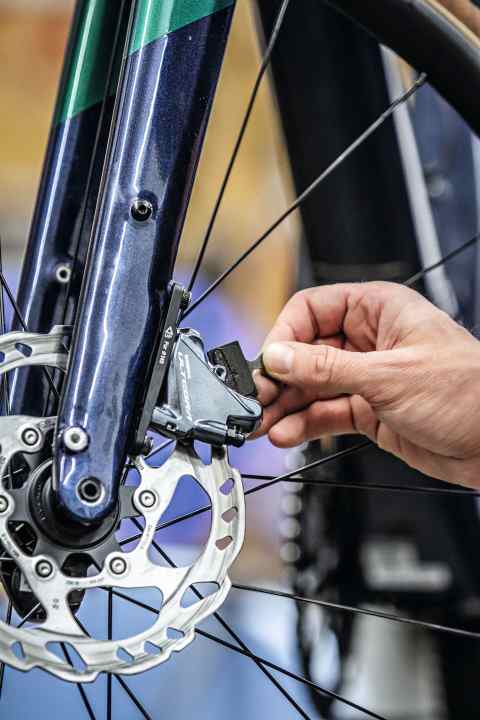  Verölte Beläge lassen Scheibenbremsen am Rennrad quietschen, sie müssen ausgetauscht werden: ­Sicherungssplint und Schraube entfernen – dann können die Beläge einfach nach oben herausgenommen werden.