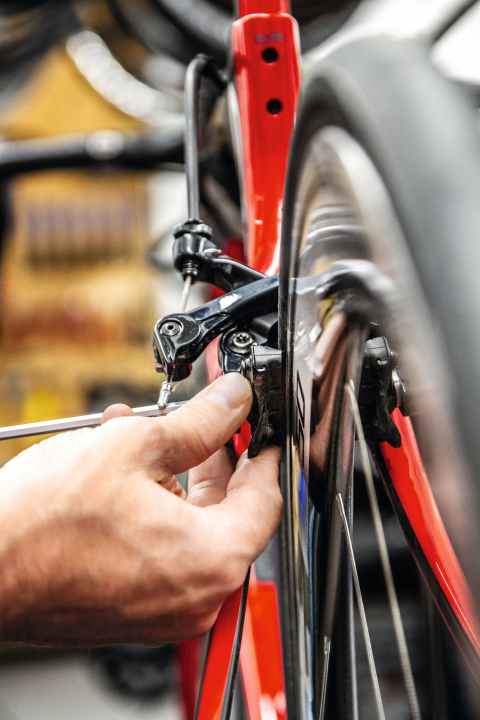 Felgenbremsbeläge werden mit der Befestigungsschraube ausgerichtet. Neigen sie zum Quietschen, können schräg angestellte Beläge Ruhe schaffen. 