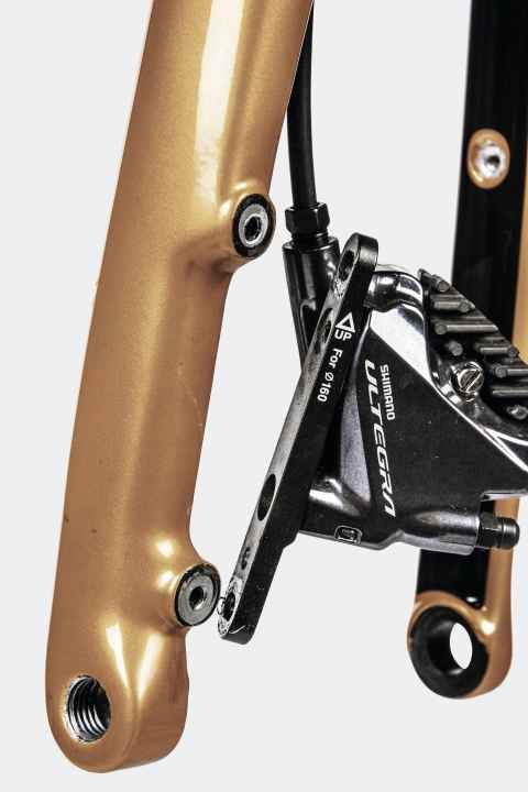 Sitzt der Bremssattel leicht verkantet an Gabel bzw. Rahmen, treffen die Beläge nicht plan auf die Scheibe und können dadurch quietschen.