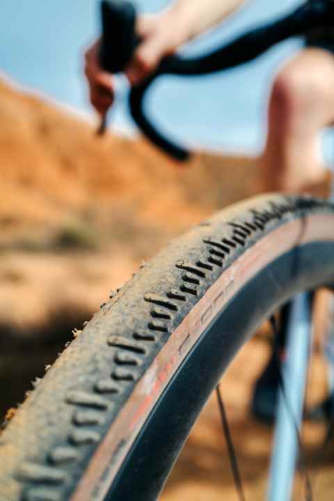 Les pneus gravel rapides comme le G-One RS de Schwalbe viennent à bout des mauvaises routes et du tout-terrain. L'aérodynamisme des pneus de 40 contrecarre la vitesse de pointe.