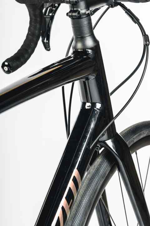 Thanks to mounts for mudguards and pannier rack, the Allez is a quick-change artist for a commuter or winter bike