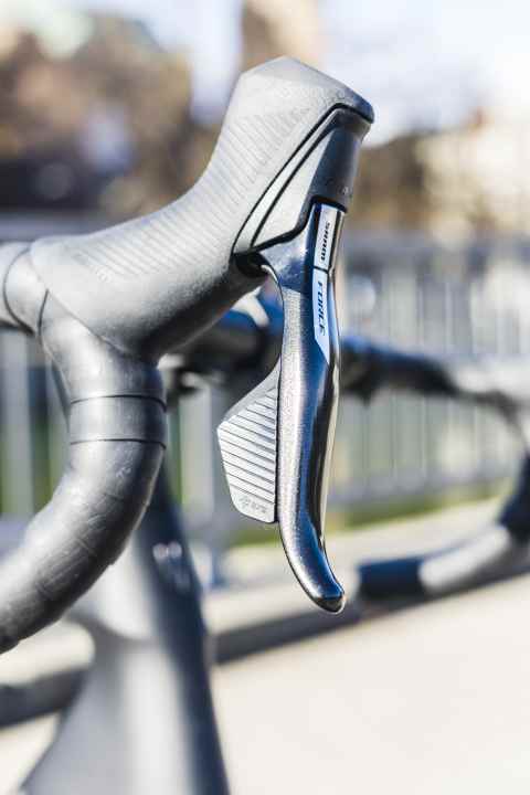 Die Griffkörper sind schlanker geworden und vor allem für kleine Hände besser zu greifen. Die Schalttaster wurden dafür etwas größer und lassen sich nun besser erreichen