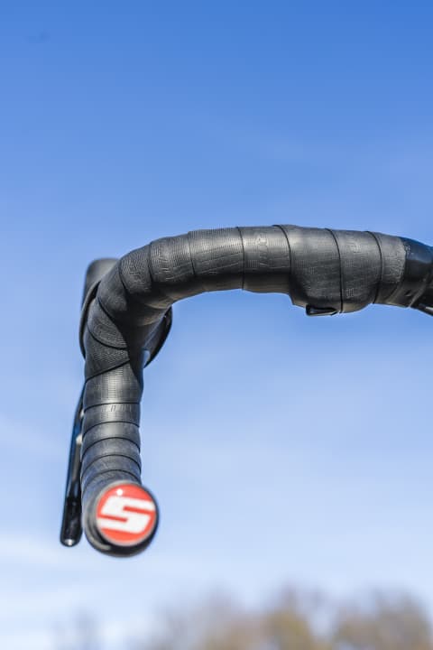 Die Zusatzschalter namens “Blips” sind kabellos und können beliebig am Lenker platziert werden