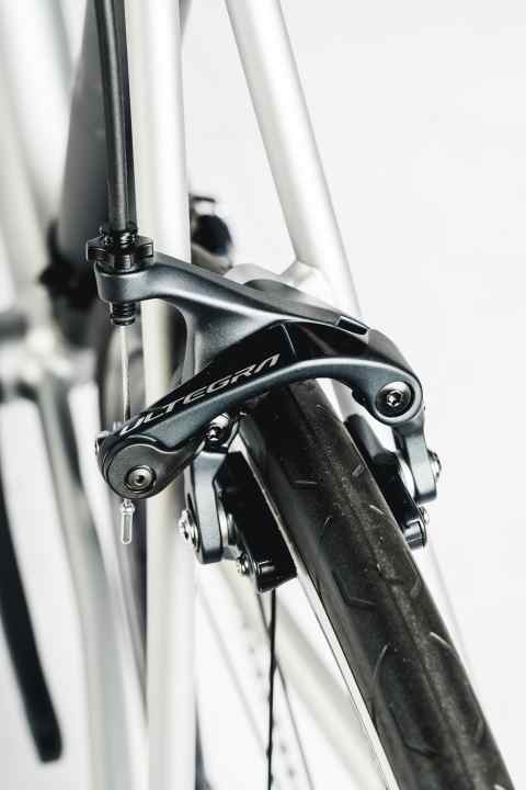 The rim brakes limit the maximum tyre clearance to 25 millimetres