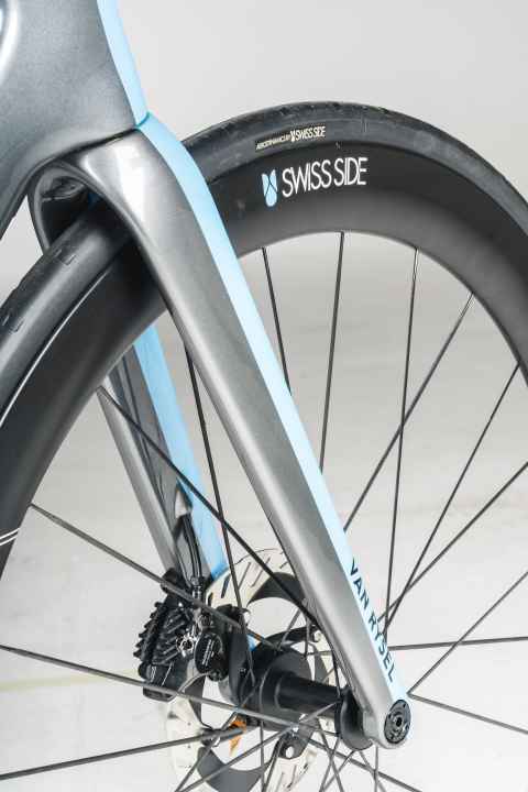 Aero tuning: The Van Rysel benefits from fast Swiss-Side wheels and Conti tyres.