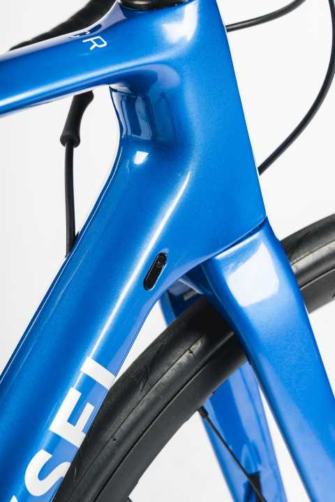 Van Rysel NCR CF Rival AXS - The carbon frame is not the lightest, but it is torsionally stiff. The brake lines are easy to maintain