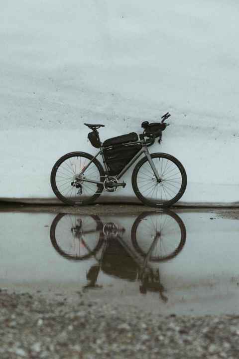 Das Van Rysel EDR CF Ultra von Victor Bouscavet - mit diesem Rad, aber etwas anderem Setup, anderen Reifen und Laufrädern, ist er das Ultracycling-Rennen Bright Midnight 2025 gefahren und hat als 2. das Ziel erreicht.