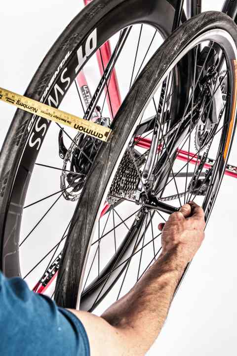 Si la patte de dérailleur est tordue, une roue (pour les axes à serrage rapide) peut servir d'outil de secours.