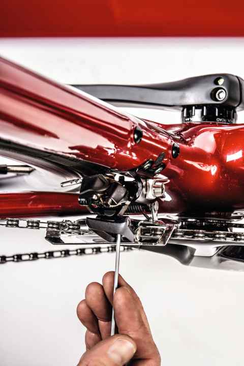 Shimano-Umwerfer haben dafür eine Abstützschraube, die nach der Einstellung bis an den Rahmen geschraubt wird.