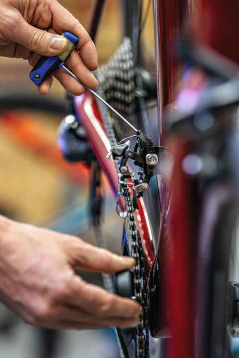 Moderne Shimano-Umwerfer bei Rennrad-Schaltungen haben mehr Einstellmöglichkeiten als bisher, sie sind aber auch sensibler.