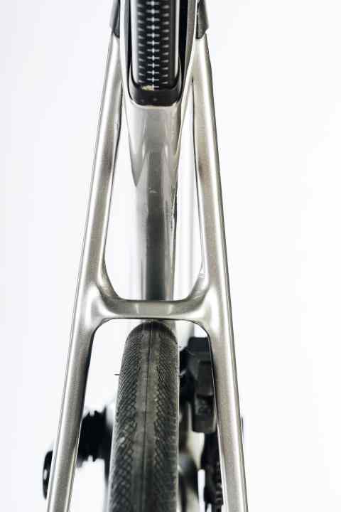 The bar between the seat stays is intended to increase rigidity and limits the tyre width to 32 millimetres