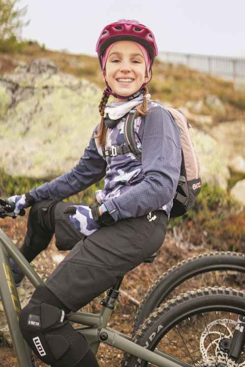 Mit dem gut sitzenden Evoc Rucksack hat Anna auch auf längeren Touren gut Lachen.