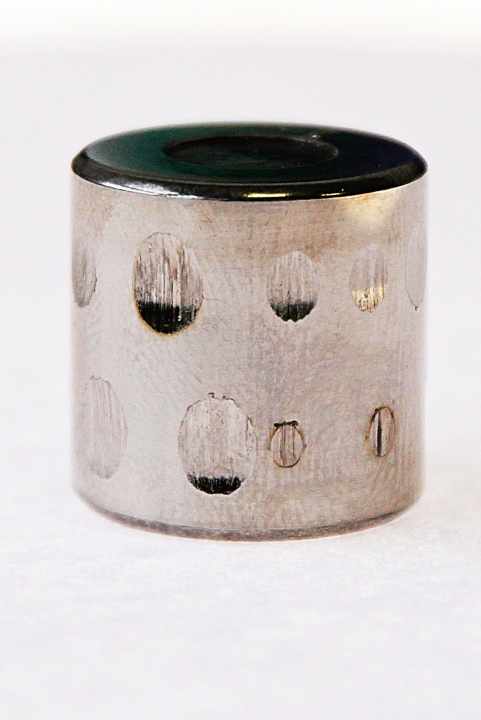 Die Verschleißmarken am Prüfzylinder geben Aufschluss über die Qualität der Produkte.