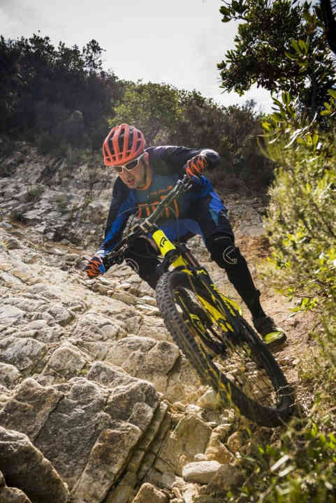   We depend on our vision more than on any other sense when cycling. To ensure that our eyes can work as undisturbed as possible, the eyewear industry is constantly coming up with new tricks.