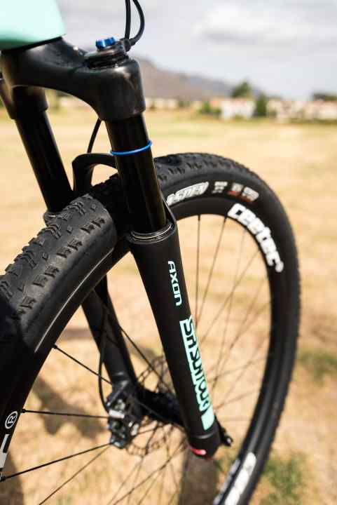   Die SR Suntour Axon WERX Carbon mit Lenker-Lockout besitzt individuelle Decals in Celeste.