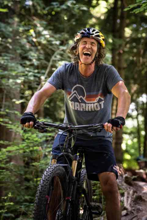   Ohne Gepäck hat Stefan Glowacz sichtlich Spaß auf dem Bike. Mit der kompletten Kletterausrüstung über Alpenpässe und Trails zu kurbeln, dürfte jedoch ein hartes Stück Arbeit werden.