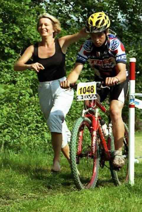 Let's go! Nino pedals, mum Franzisca cheers him on.