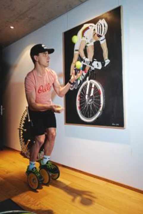 Zu Hause bei Cross-Country-Legende Nino Schurter. Auf dem Bild im Hintergrund: Er im Weltmeister-Trikot und auf einem Scott Scale mit 27,5-Zoll-Laufrädern.