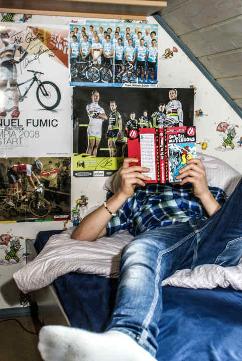 Andere in seinem Alter haben Poster von Rappern an den Wänden: Georgs Kinderzimmer ist tapeziert mit Bildern von Radsportlern. Direkt über ihm: Ein signiertes Poster von seinem großen Idol Manuel Fumic. Dass er zehn Jahre später mit Fumic Schulter an Schulter in der ersten Startreihe derdeutschen Elite-Meisterschaft stehen und mit ihm im Privatwald um den Titel kämpfen wird, ist für ihn 2010 nicht mal ein kühner Traum.