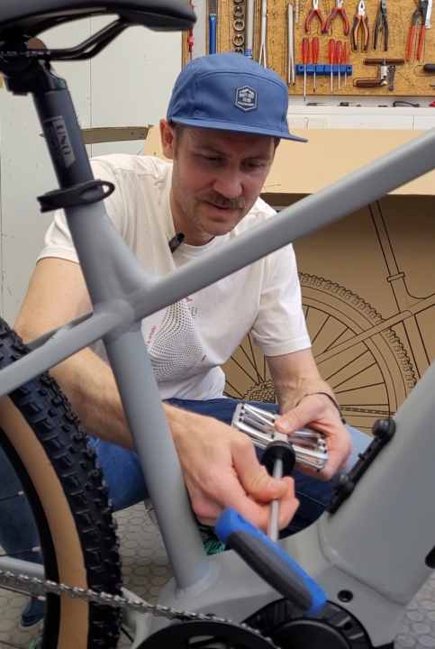 Screwing on the pedals: Make sure you get the right-hand and left-hand threads correct, otherwise it won’t work.