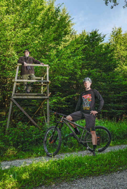   JÄGER und BIKER: Hobby hunter Josef-Markus Bloch is head of the central editorial team at Landwirtschaftsverlag, which publishes magazines such as Pirsch, Jagdgebrauchshund and Unsere Jagd. Our deputy editor-in-chief Ludwig Döhl celebrates the entire spectrum of MTB sports, from cross country to enduro.