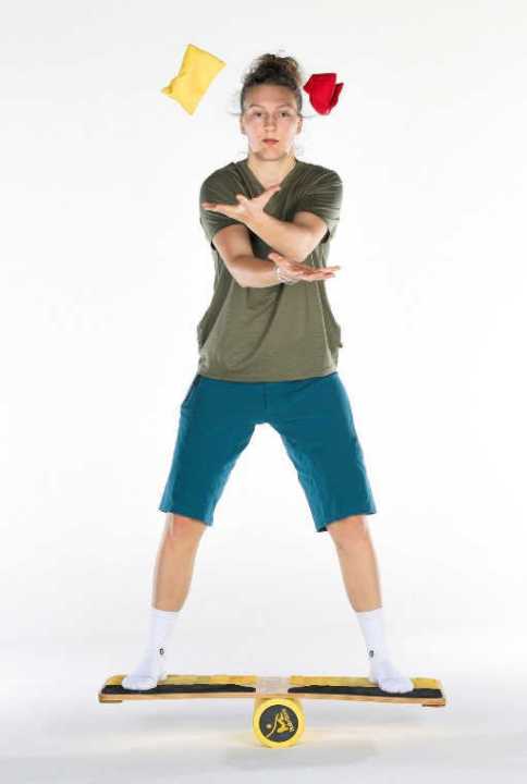 Werfen & Fangen advanced: Durch die Hinzunahme des Wackelbretts werden nicht nur die rechte und linke Gehirnhälfte gefordert, sondern auch die Areale, die Arme und Beine versorgen