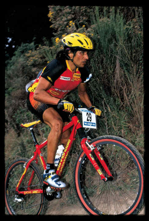   Tinker Juarez Mitte der 90er auf dem roten Cannondale F2000.