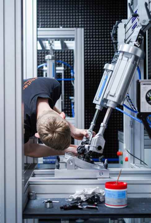   Die Sensorik des Prüfstandes registriert jede Abweichung. Sobald ein Schaden auftritt, schaltet er sich ab. Ein Ingenieur schaut dann, ob das Bauteil einen Schaden aufweist oder sich nur eine Schraube gelockert hat.