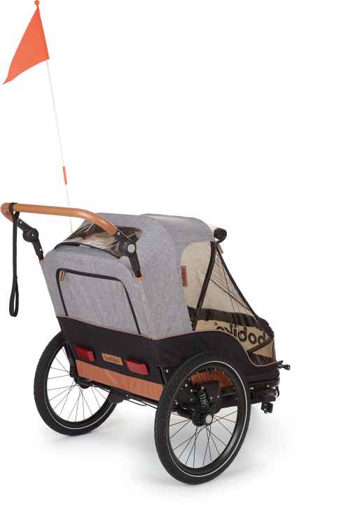 The reflective elements and the safety flag make the trailer easy to recognise even at dusk.