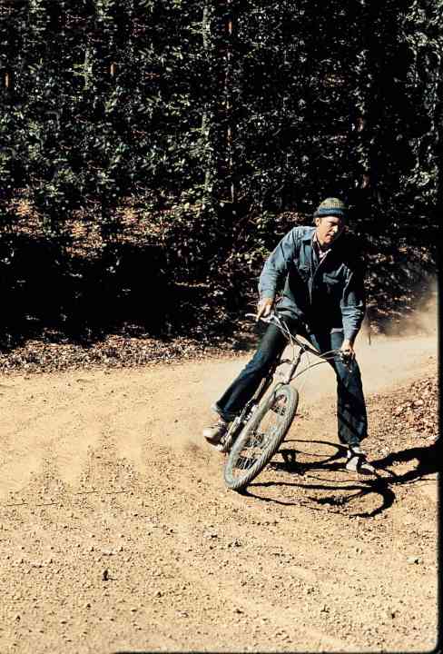   An archive picture from the 70s. Gary Fisher himself, one of the inventors of the mountain bike, on a "Klunker". Back then, people still rode without helmets. An absolute no-go today!