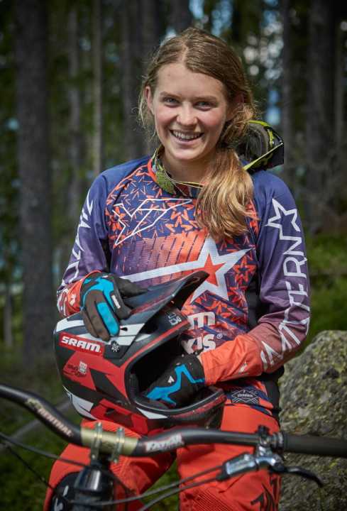   Vali Höll comes from a family of bikers. Both her father and mother are often out in the forest on two wheels, but fortunately there is no question of drills here.