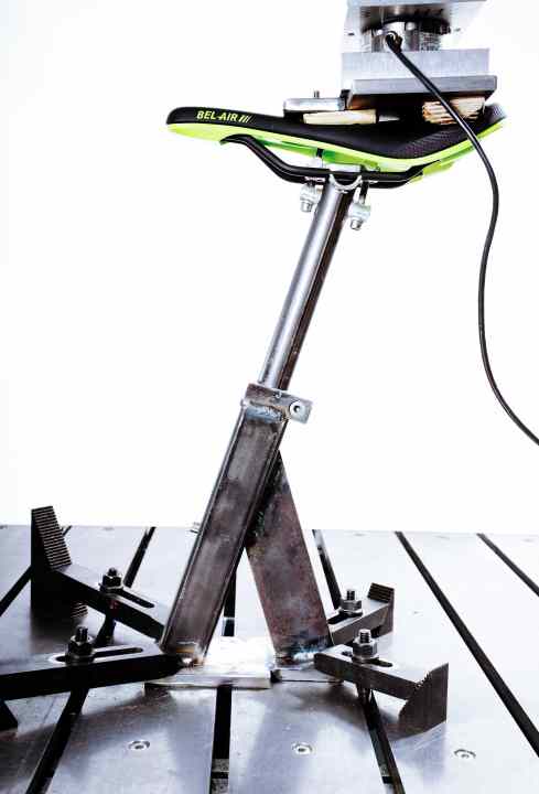 On this test rig in the BIKE test lab, we measured the hardness of the saddle padding and the comfort of the MTB saddles in the event of impacts.