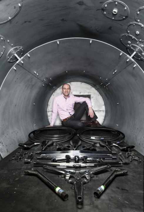   Axel Schnura posiert im Carbon-Backofen. Seine Firma AX-Lightness mit Sitz in Creußen in Oberfranken produziert handgebaute Leichtbauteile, die in der ganzen Welt gefragt sind.
