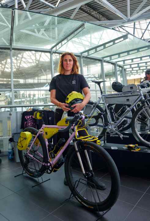 Kristin ist die Gründerin von Gramm Tourpacking. Mittlerweile ist sie bei Gramm nicht mehr allein, sondern hat ein Team aufgebaut.