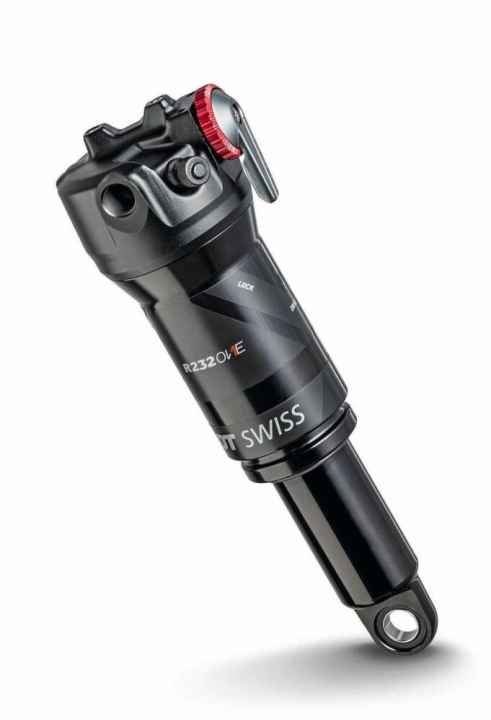   Der neue XC-Dämpfer von DT bringt ab 230 Gramm auf die Waage und lässt sich über einen einzigen Remote-Hebel zeitgleich mit der Gabel dreifach in der Druckstufe verstellen (Open, Drive, Lock).