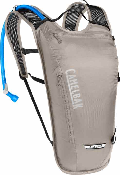 Der <a href="https://www.awin1.com/cread.php?awinmid=11768&awinaffid=471469&clickref=EMTB+Camelbak+Classic+Light+Trinkrucksack&ued=https%3A%2F%2Fwww.rosebikes.de%2Fcamelbak-classic-light-trinkrucksack-2695117" target="_blank" rel="noopener noreferrer nofollow">Camelbak Classic Light</a> * ist ein universeller Tagesrucksack mit großer Trinkblase und Platz für das Nötigste.