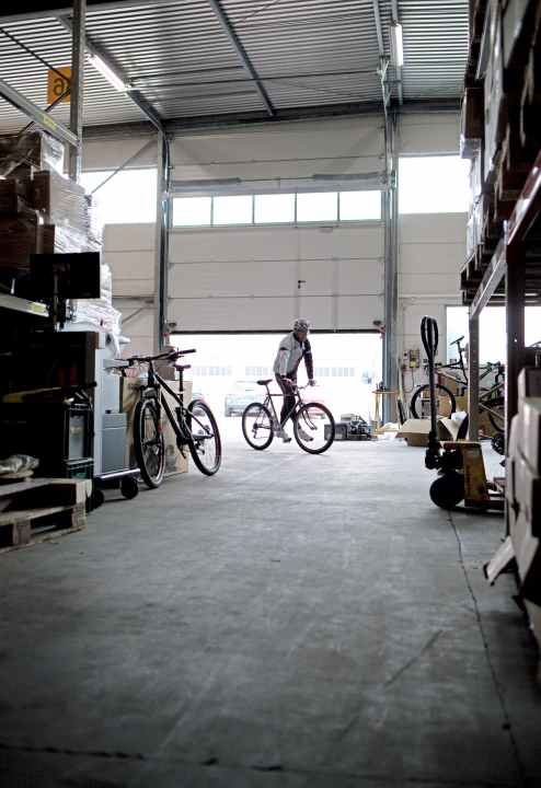   Auf die harte Tour: Beschwingt von Jubiläumslaune hat sich Wolfgang Renner mal wieder auf das Centurion Nummer eins geschwungen. Als er nach zwei Stunden zurück in die Firma rollt, ist er gut durchgeschüttelt.