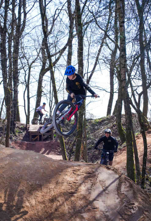   Bauen, fahren, bauen, fahren: Für die MTB-Truppe sind die Baunachmittage eine Mischung aus Arbeit und Vergnügen.
