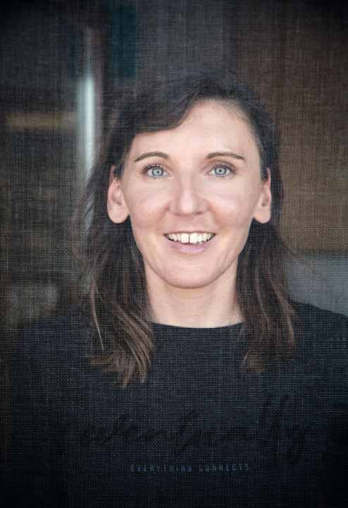 Lisa Brennauer in Öl auf Leinwand? Nein, die 34-Jährige blickt durch das Fliegengitter des Balkons ihrer Wohnung im Allgäu