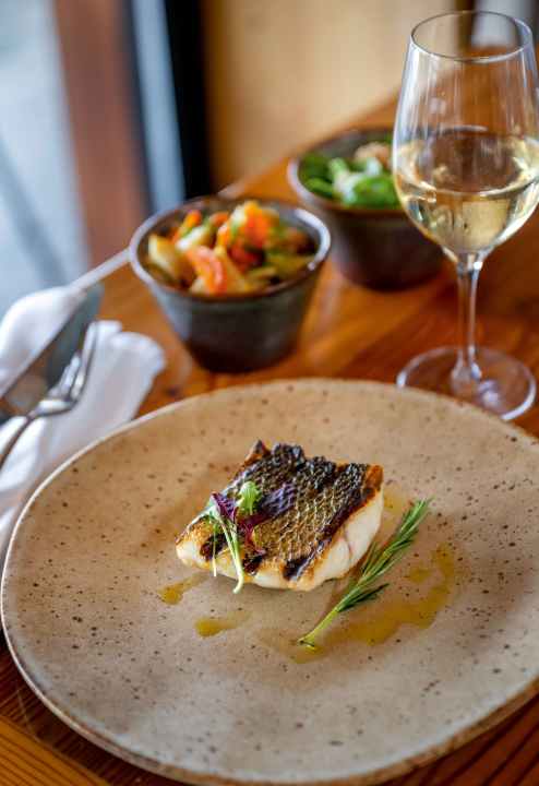 Regionale Produkte: Wolfsbarsch und ein Glas Vinho verde.