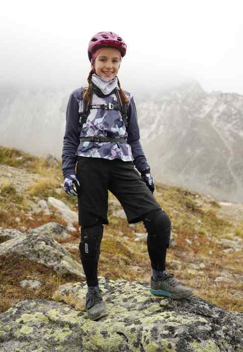 Anna trägt ein Bike-Outfit von Ion. Ihren Kopf schützt ein Helm von Giro.