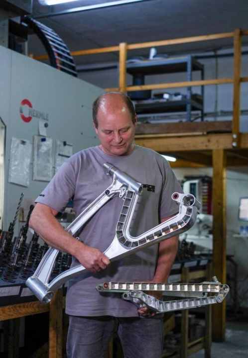 Frame number 1, the prototype: After spending months developing the shape and geometry, he got started at Christmas 2018. Bernd was delighted with the result. After all the parts were on the frame, however, the big disappointment. The frame was not stiff enough. The bottom bracket section had to be redesigned. "Of course I was frustrated at first," says Bernd.
