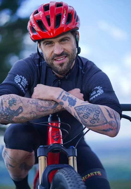 Stephan Gerlach,
 BIKE-Dauertester, Café-Besitzer und Model (
44 Jahre, 70 kg, 180 cm
): Er liebt die Langstrecke und fährt gerne 
Trailtouren an der schwäbischen Albkante.