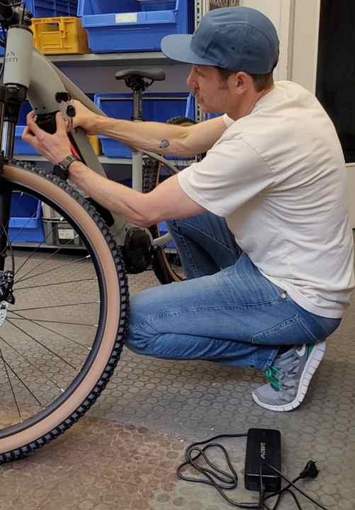 Da Lidl auf eine Ladebuchse am Bike verzichtet, muss der Akku zum Laden raus.