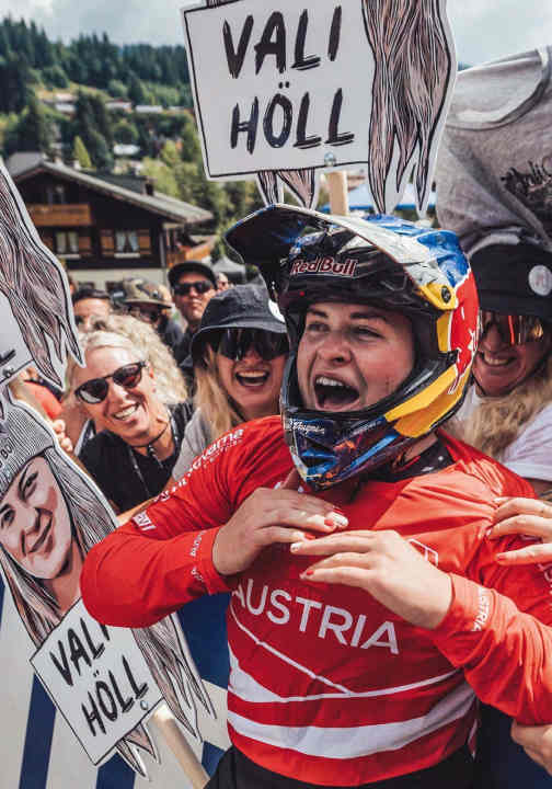 Done: finally world champion, full of happiness at the World Cup in Les Gets 2022, with mum Bine (far left).