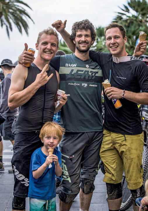 The German team finishes fourth in the Trophy of Nations in spectacular style. A surprise even for Texi and his son Theo, Torben Drach and Max Pfeil (from left).