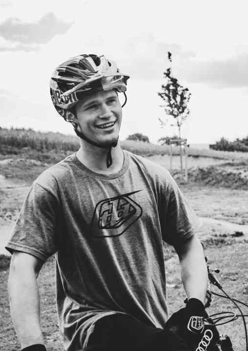   In addition to training sessions, Fedko passes the time during the corona restrictions with <a href="https://youtu.be/8xRyoc6UySQ" target="_blank" rel="noopener noreferrer nofollow">photo shoots and video shoots</a>. Fedko recently filmed a riding technique series with <a href="https://www.freeride-magazine.com/" target="_blank" rel="noopener noreferrer nofollow">FREERIDE</a> magazine. The result will soon be available in FREERIDE .