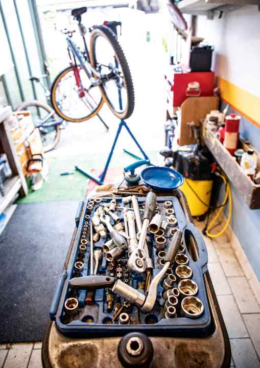 Neben den Bikes schraubt Julia mit Leidenschaft auch an alten Autos. Deshalb finden sich in ihrer Werkstatt auch ein paar wuchtigere Werkzeuge. 